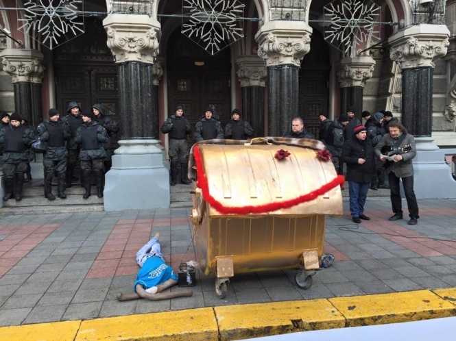  Активісти протестують під Нацбанком: принесли Гонтарєвій 