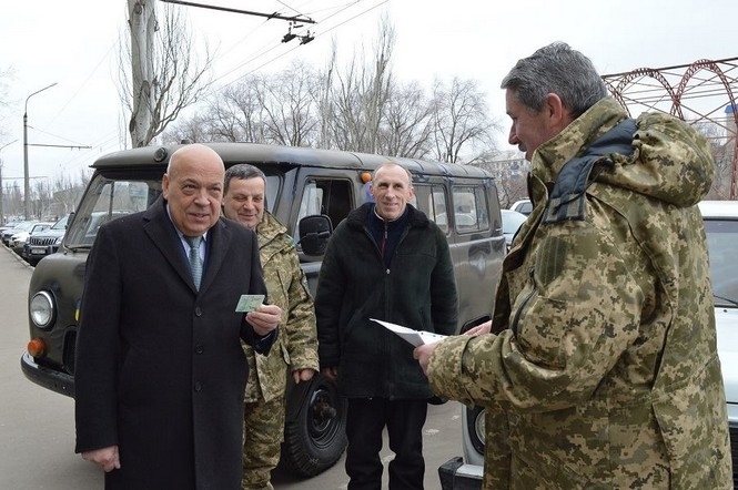 Черновицкие волонтеры передали на передовую украинским бойцам два автомобиля
