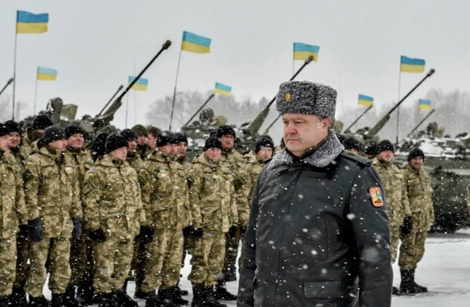 Порошенко призвал НАТО предоставить Украине современное оружие