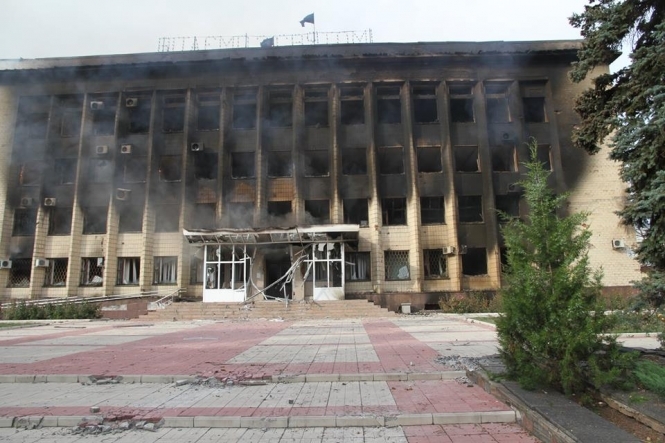 Терористи, втікаючи із Дзержинська, підпалили міськадміністрацію, - відео 
