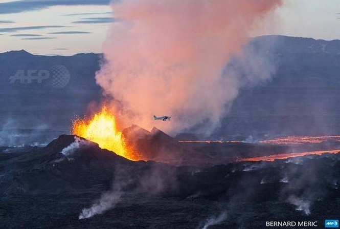 Хот-доги на скамье: извержение вулкана в Исландии стало центром необычного туризма