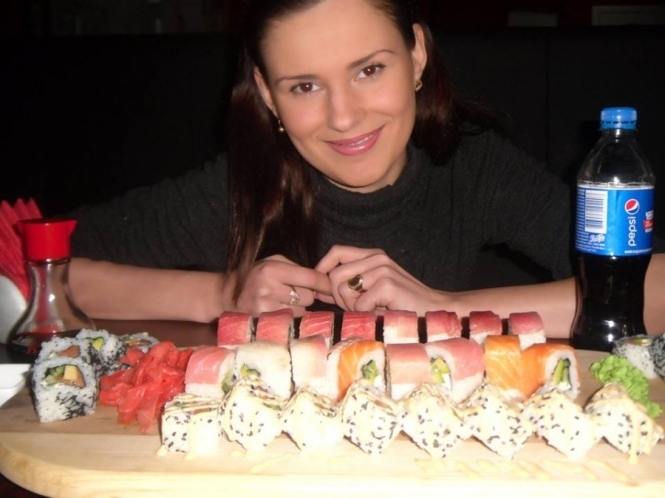 Луганские коммунисты едят суши, а местные жители выживают на килограмм гречки на неделю, - блогер