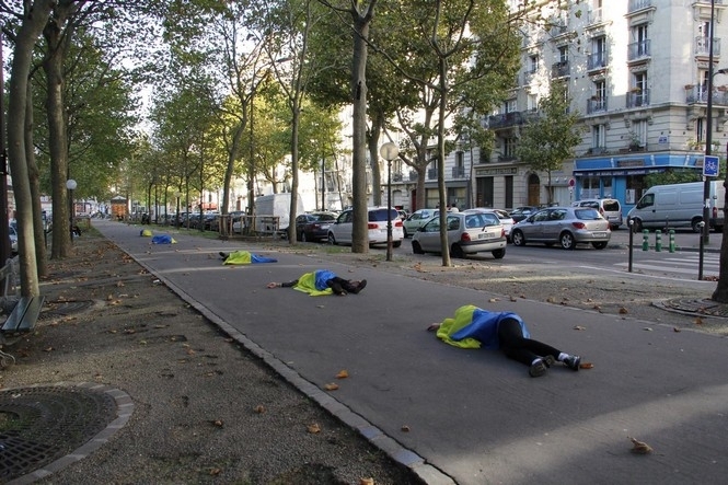 В Париже художники в сине-желтых флагах устроили 
