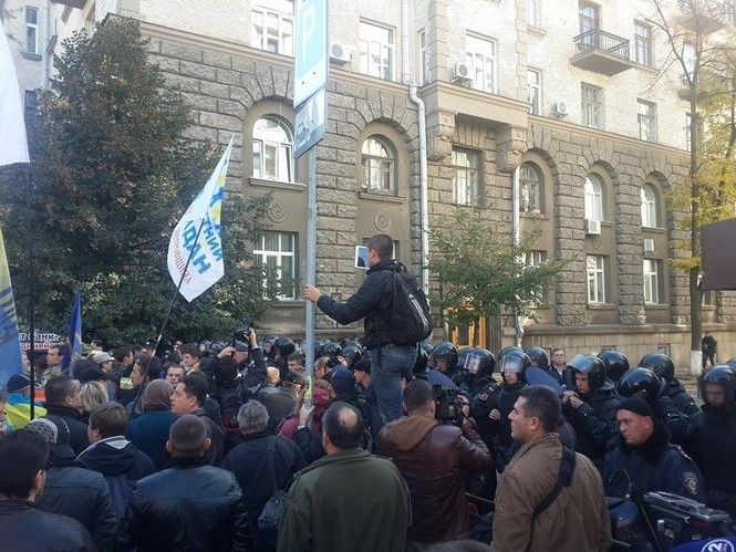 Под АП автомайдановцы протестуют против производства уголовных дел за избиение Шуфрича