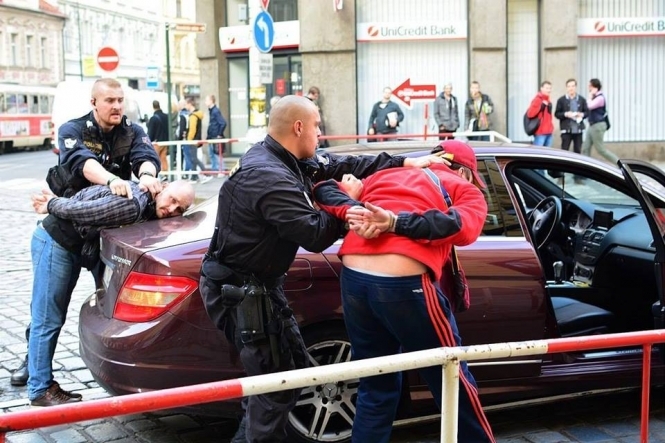 У Празі російськомовні товариші помахали з авто газовим пістолетом і потрапили до міліції, - фото