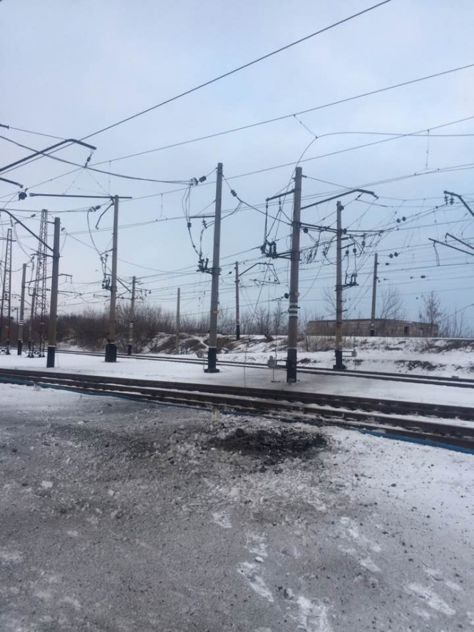 Ремонтники выехали на место подрыва линии электропередач в Авдеевке