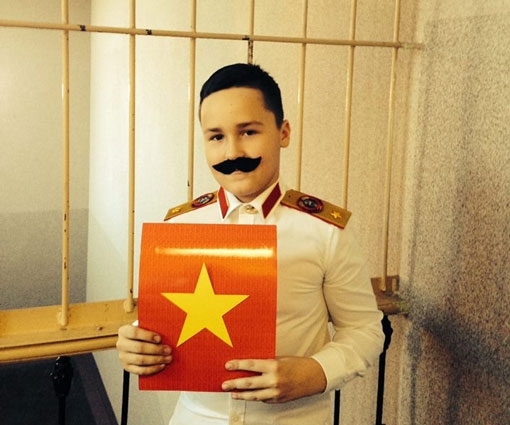 В России школьника одели в костюм Сталина на рождественское представление, - фото
