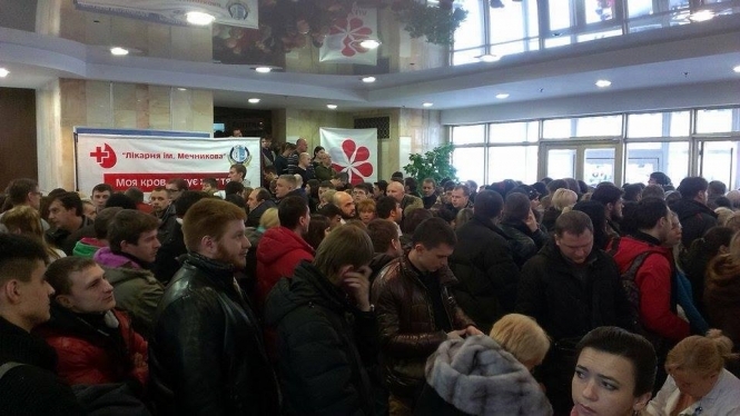 В Днепропетровске люди выстраиваются в длинные очереди, чтобы сдать кровь для раненых 
