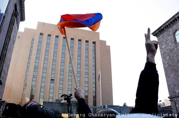 В Ереване митингующие окружили резиденцию премьер-министра