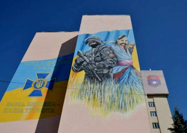 Национальную академию СБУ украшает мурал, изображенный с фото страйкбольного бойца спецназа ФСБ