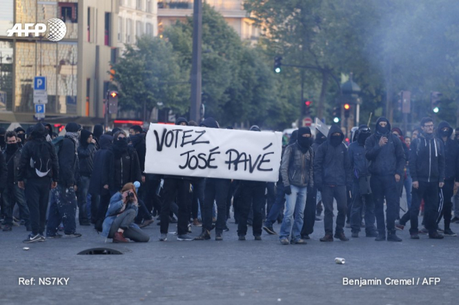 На протестах проти перемоги Ле Пен і Макрона в Парижі сталися сутички з поліцією