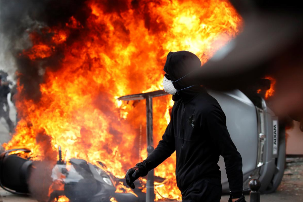 Первомайские беспорядки во Франции: 200 задержанных, полиция применила газ и водометы
