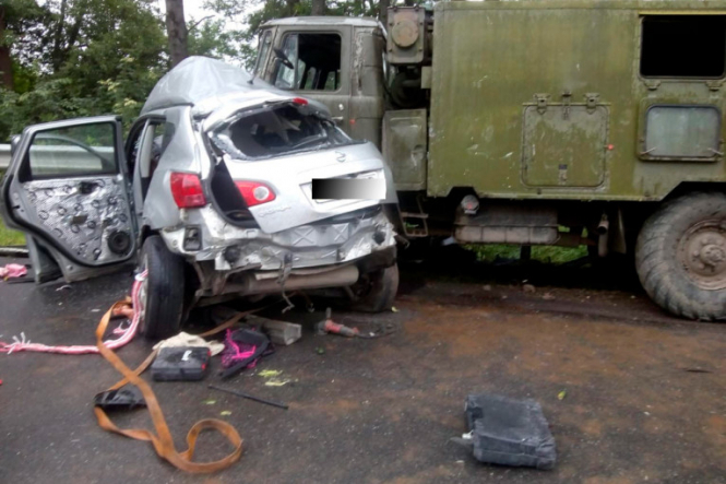На Тернопольщине столкнулись легковушка и военный грузовик: двое женщин погибли, ребенок в больнице