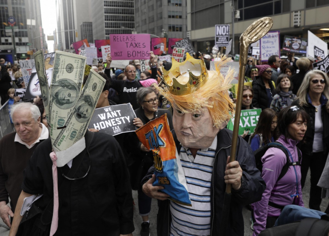 В США люди вышли на митинги с требованием опубликовать налоговую декларацию Трампа - ФОТО
