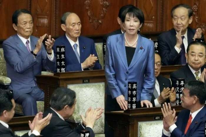 Японський уряд уперше очолила жінка