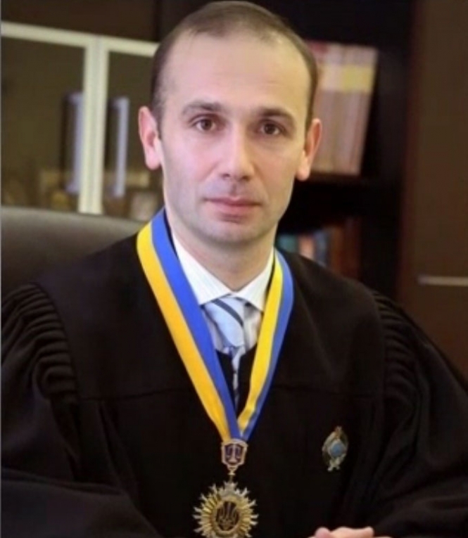 Суд відмовився надягати електронний браслет на суддю Ємельянова
