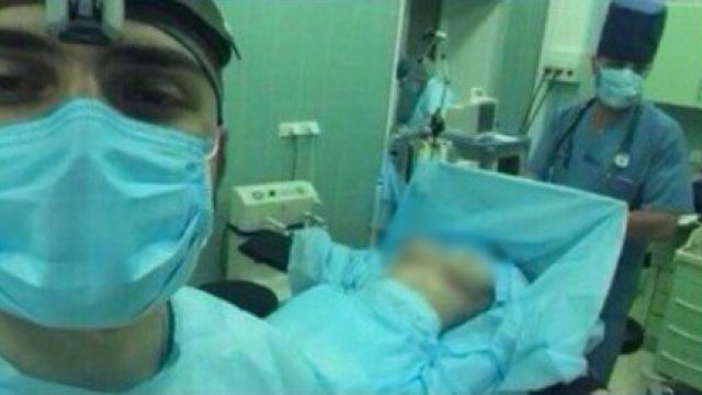 Російський хірург публікував селфі з голою пацієнткою на хірургічному столі
