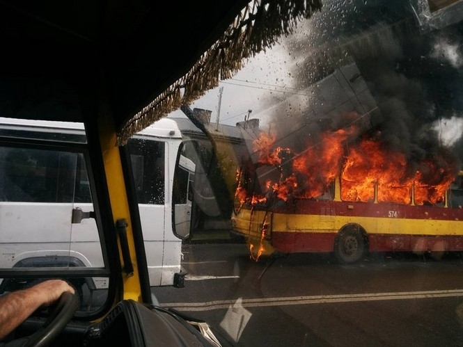 Во Львове дотла сгорел троллейбус, -фото