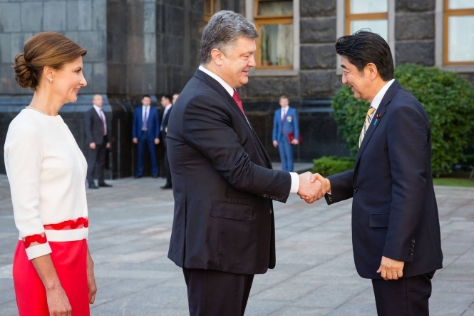 Порошенко встретился с премьером Японии