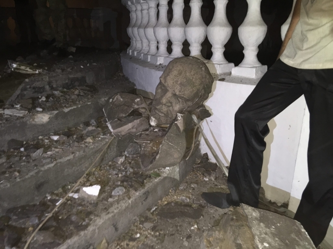 У Миколаєві повалили пам'ятник Леніну, - фото