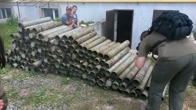 У підвалі багатоповерхівки під Києвом активісти знайшли склад деталей до боєкомплекту РСЗВ 