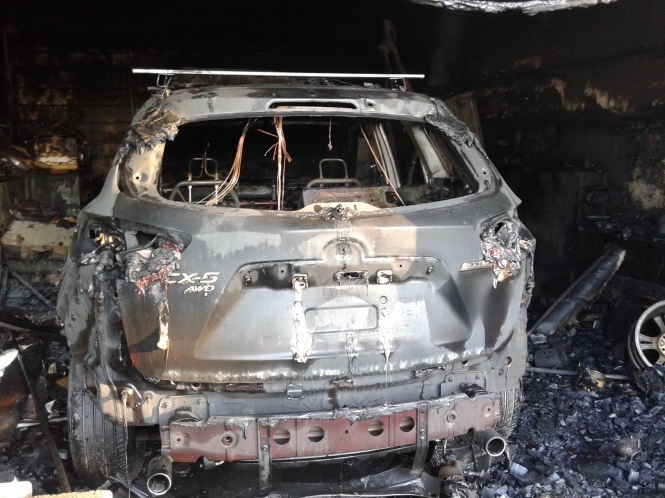 Бойовики обстріляли Станицю Луганську: згоріли три будинки та авто
