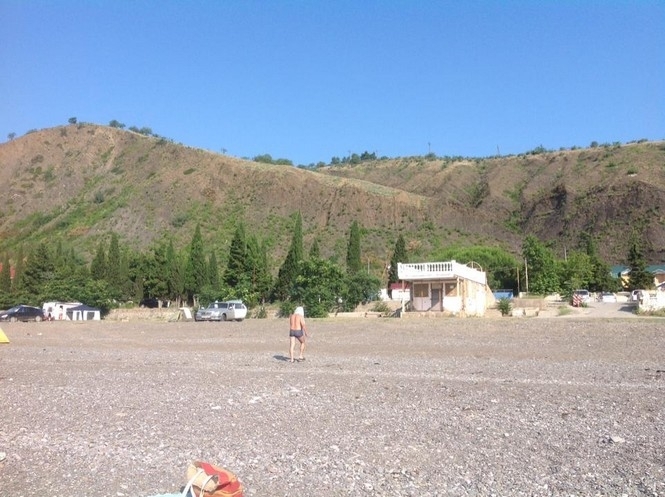 В Крыму в разгар курортного сезона пляжи пустые, - фото