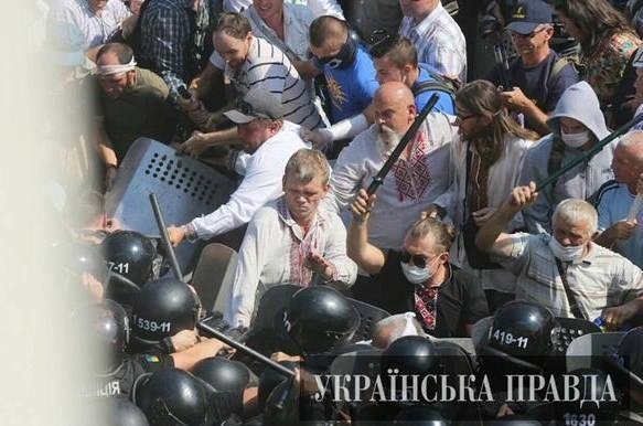 Под Радой заметили похожего на Мирошниченко, который с дубинкой набросился на милиционера