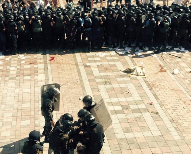 Біля ВР сталася сутичка між протестувальниками та міліцією