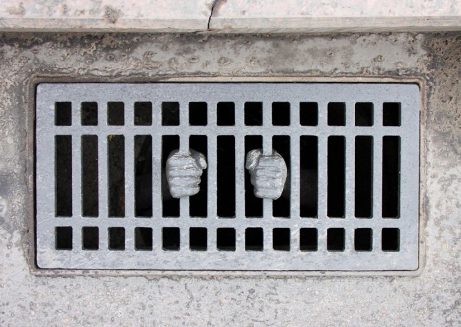 Российский художник превратил канализационную решетку напротив Кремля на тюремную