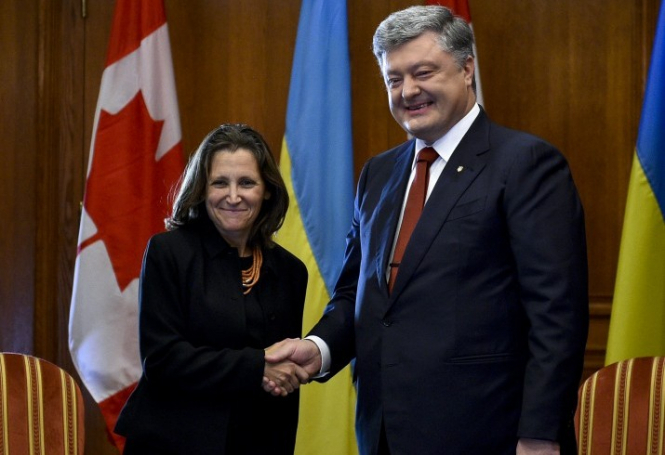 Порошенко обсудил с главой МИД Канады миротворцев на Донбассе и деоккупации Крыму