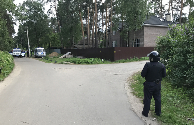 В поселке под Москвой мужчина начал стрелять в прохожих, по меньшей мере четверо погибших