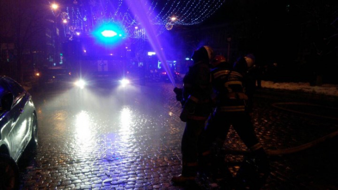 У центрі Києва палає п'ятиповерхівка, – ФОТО