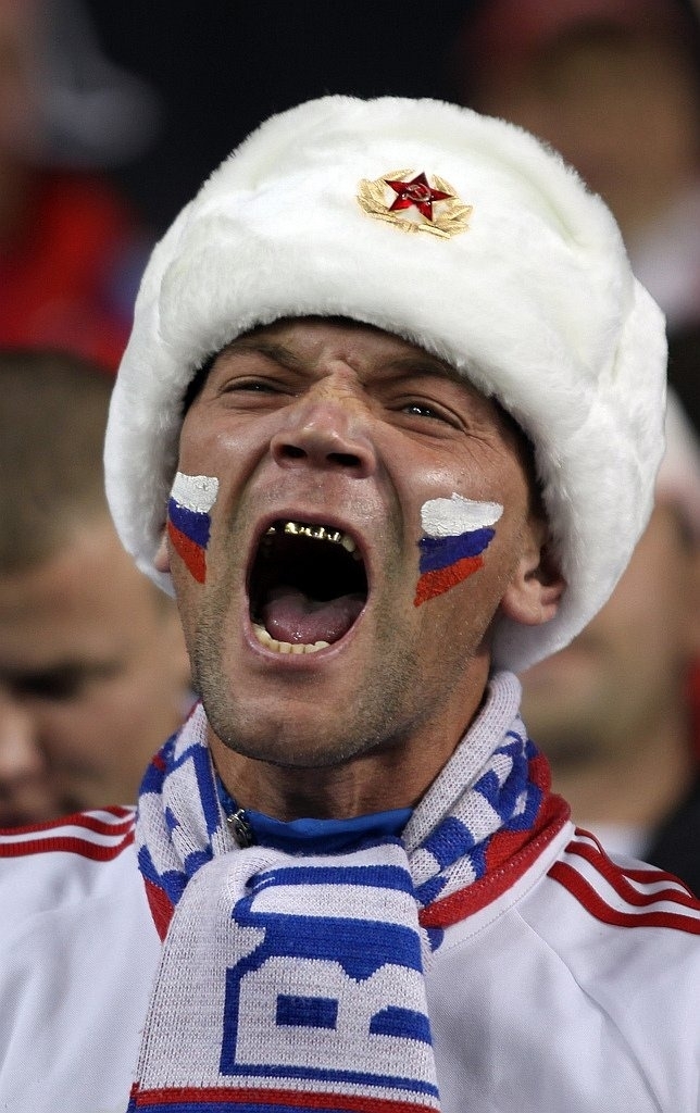 Поляки вчать російських вболівальників пристойній поведінці