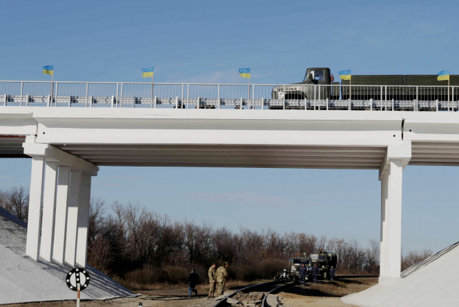 Військові відновили зруйнований сепаратистами міст на Луганщині, – ФОТО