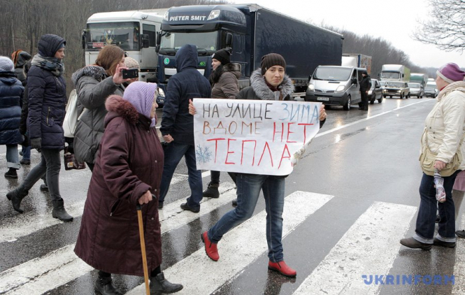 Под Харьковом люди перекрывали трассу, требуя тепла в домах
