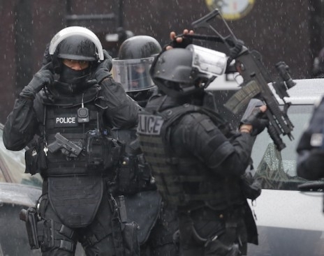 Підозрювані у теракті в Парижі забарикадувалися у будинку на півночі Франції