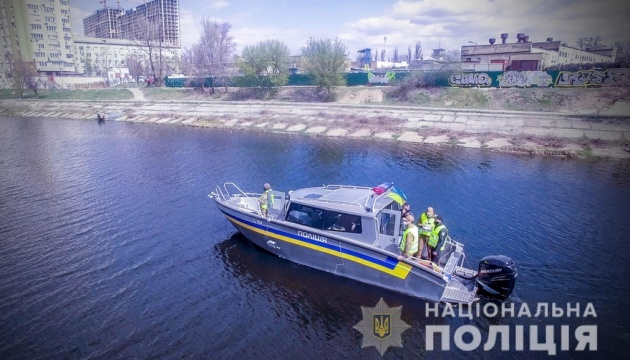 Водная полиция отлавливает нарушителей карантина в Киеве