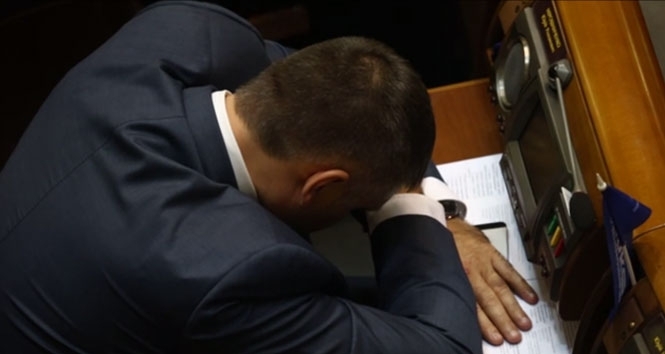 Юрій Мірошниченко спав на першому засіданні нової Ради, - відео