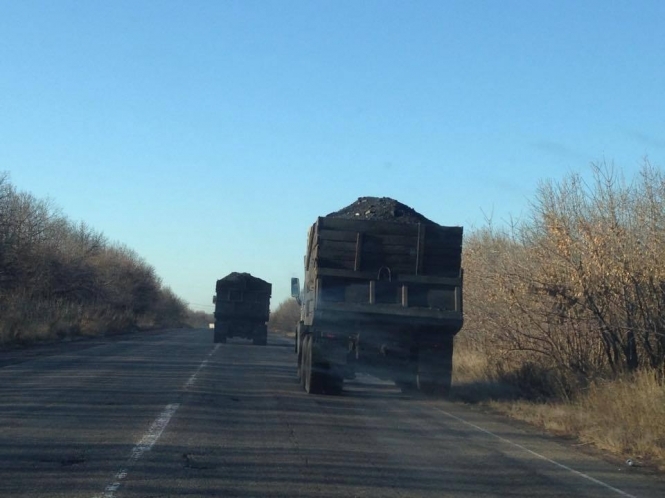 В Україну з окупованих територій нелегально звозять вугілля із копанок, - фото