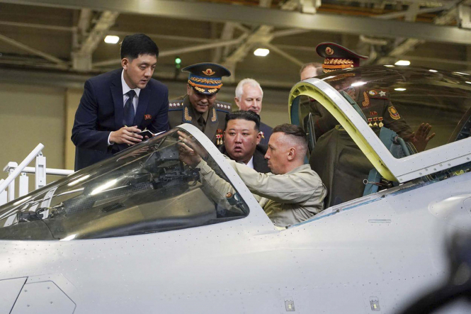 Міністр оборони рф показав Кім Чен Ину ракету Кінджал
