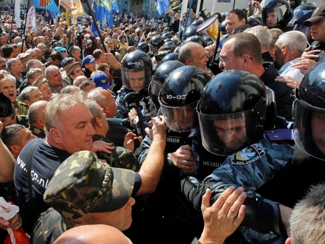 Міліція спровокувала бійку біля Верховної Ради (відео)