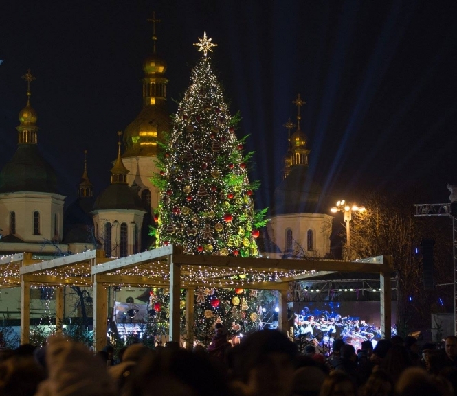 На Софійській площі у Києві відкрили головну ялинку країни
