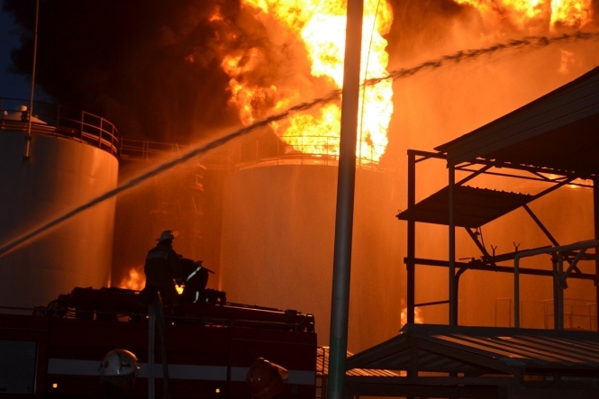 Пожар на нефтебазе под Киевом продолжается: пострадали 5 человек