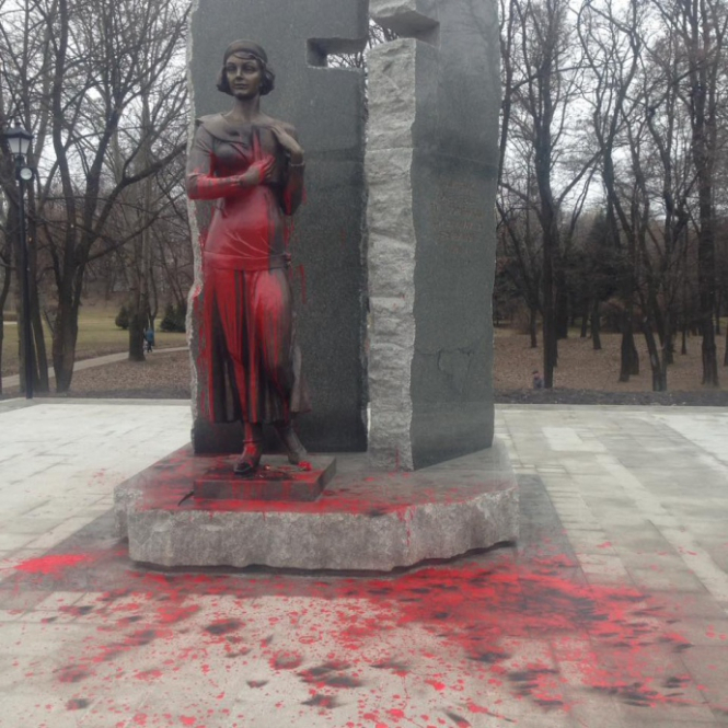 У Києві вандали облили фарбою новий пам'ятник Олені Телізі, - ФОТО