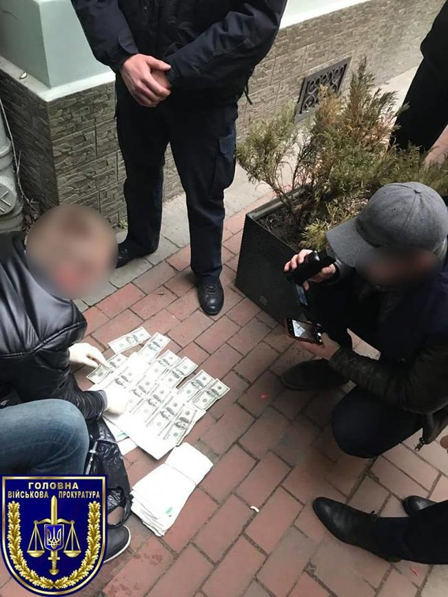 Во Львове полицейского задержали на взятке в 1200 долларов