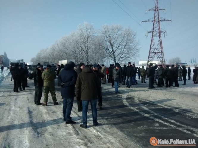 У Полтаві бійці АТО заблокували трасу Київ-Харків, - ВІДЕО