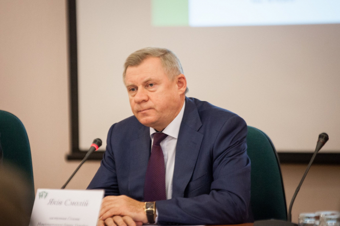 Глава Нацбанка Смелый в декабре получил почти 317 тыс грн зарплаты