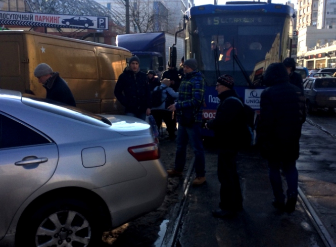 Пассажиры одесского трамвая собственноручно убрали с рельсов авто, которое заблокировало путь, - ФОТО