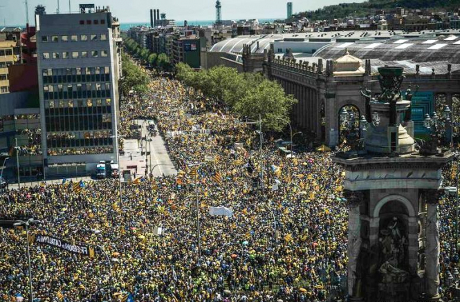 Сотни тысяч каталонцев вышли на улицы с требованием освободить арестованных политиков
